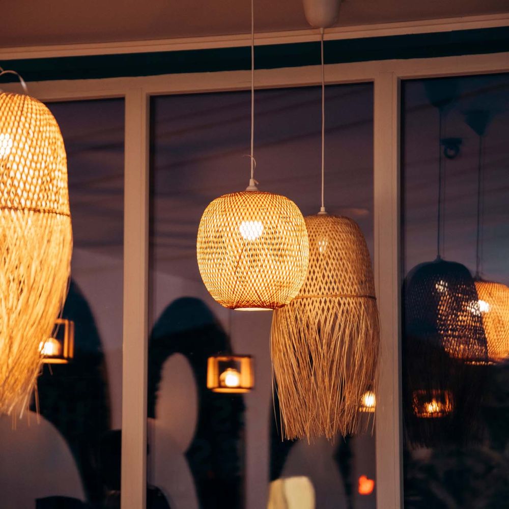 The ceiling lights in the restaurant are decorated with bamboo in a traditional style.